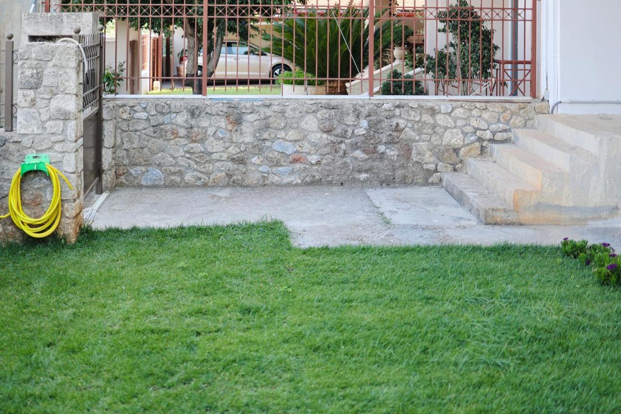 Μικρό Διαμέρισμα Της Αγγελικής Με Αυλή Και Parking กาลามาตา ภายนอก รูปภาพ